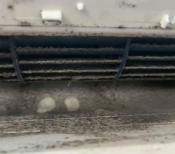 灯塔空调吹的风有股烧焦味是怎么回事